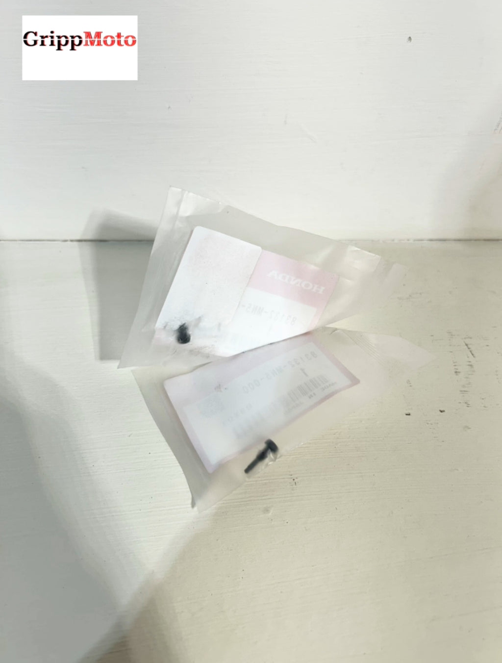 2014 2015 2016 HONDA CTX 700 OEM SHELTER LID RUBBER | 83132-MN5-000 (2pc) (8- 002599 )